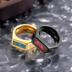 Primer plano elegante de anillos de acero de tungsteno con incrustaciones de turquesa y coral