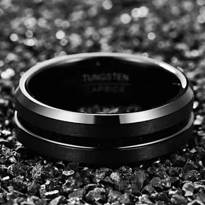 Dettaglio di un anello in carburo di tungsteno nero da 8 mm con finitura opaca e scanalatura