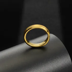 Primo piano di un anello in carburo di tungsteno placcato oro largo 4 mm