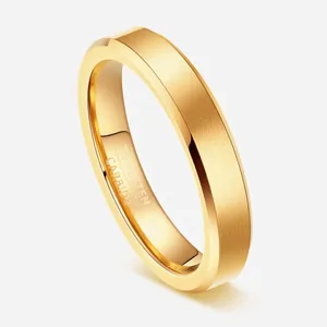 Primo piano di un anello in carburo di tungsteno placcato oro 4 mm con finitura spazzolata