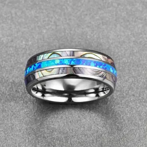 Detalle de un anillo de tungsteno de 8mm con incrustaciones de ópalo azul y abulón