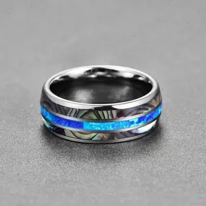 Primer plano de un anillo de tungsteno de 8 mm con incrustaciones de ópalo azul y abulón.