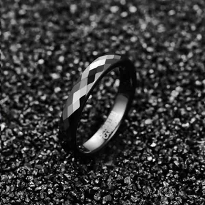 Vue détaillée d'une bague en carbure de tungstène noir facettée de 4mm avec taille diamant