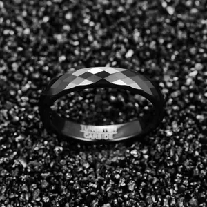 Détail d'une bague en carbure de tungstène facettée noire sur un fond texturé