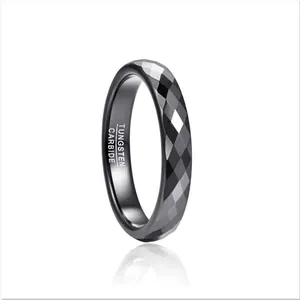 Gros plan détaillé d'une bague facettée en carbure de tungstène noir de 4mm avec gravure.