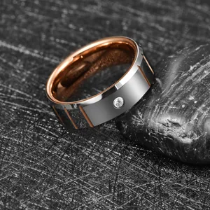 Macro della superficie dell'anello in tungsteno da 8mm e finitura interna oro rosa.