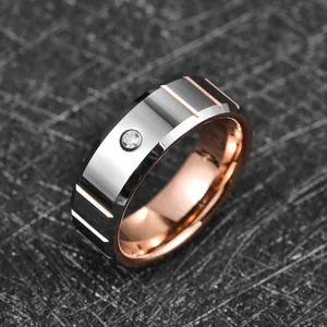 Dettaglio di anello in acciaio al tungsteno 8mm con zircone e interno in oro rosa