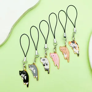 Detailweergave van zes kleurrijke emaille kattenhangers met zwarte telefoonkoorden.