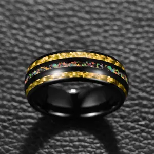 Vue détaillée d'une bague pour homme en tungstène noir avec fibre de carbone et opale