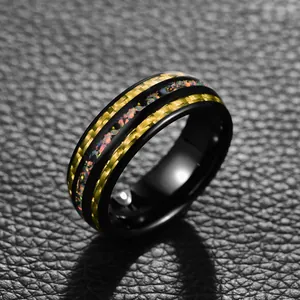 Détail macro d'une bague en tungstène noir de 8 mm avec opale et fibre de carbone