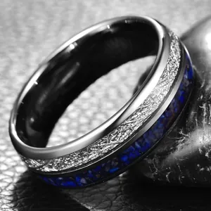 Macro dettaglio di anello in tungsteno da 8 mm con lapis azzurro e seta metallica