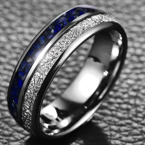 Primo piano di anello in tungsteno da 8mm con intarsio di lapislazzuli e argento