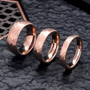 Detaillierte Nahaufnahme von hochwertigen gehämmerten Wolframcarbid-Ringen in Roségold