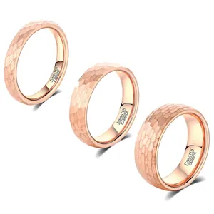 Detailaufnahme von drei roségoldenen Wolframcarbid-Ringen mit Hammerschlag-Textur