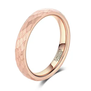 Detail der Hammerschlag-Textur und Wolframkarbid-Gravur auf einem roségoldenen Ring
