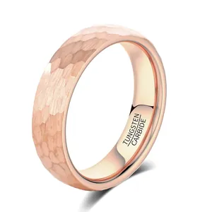 Detailaufnahme eines roségoldenen Wolframkarbid-Rings mit gehämmerter Oberfläche