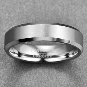 Dettaglio ravvicinato di anello in carburo di tungsteno opaco da 6 mm con bordi