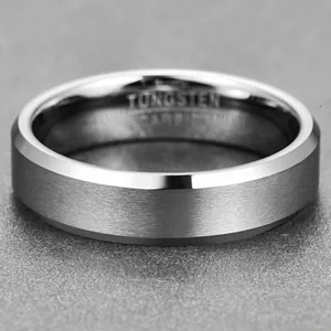 Dettaglio macro di un anello da uomo in acciaio al tungsteno da 6 mm con finitura opaca e bordi.