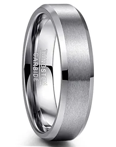 Dettaglio ravvicinato di anello in carburo di tungsteno 6mm con finitura opaca spazzolata.