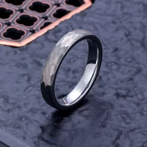 Primer plano de un anillo de carburo de tungsteno con textura martillada en piedra.