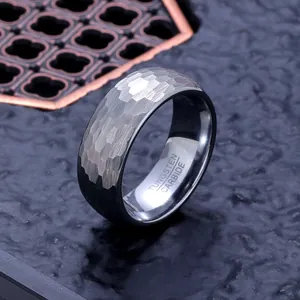 Primer plano de un anillo de carburo de tungsteno martillado de 8 mm con interior pulido.