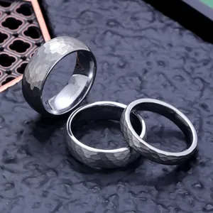 Vista detallada que muestra tres anillos de carburo de tungsteno martillado de 4, 6 y 8 mm.