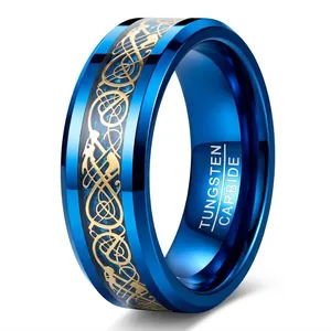 Detalle macro de anillo de carburo de tungsteno azul de 8 mm con patrón céltico oro