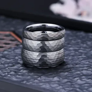 Primer plano de textura martillada en anillos de tungsteno apilados de 4mm 6mm 8mm