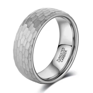 Anillo de carburo de tungsteno martillado plateado para hombre y mujer, interior pulido