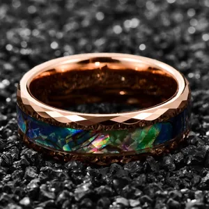 Dettaglio anello uomo tungsteno oro rosa con bordi sfaccettati e intarsio in abalone