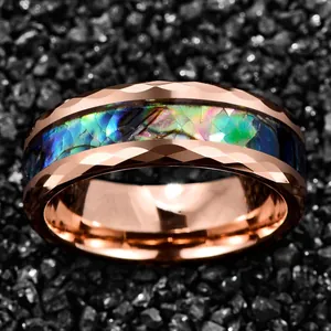 Macro di anello in tungsteno oro rosa con dettaglio intarsio in conchiglia abalone