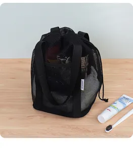 Grande borsa in rete nera con etichetta WEEKEIGHT per spiaggia e articoli da bagno