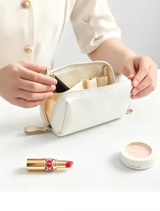 Details der weißen minimalistischen Kosmetiktasche mit speziellen Lippenstiftfächern