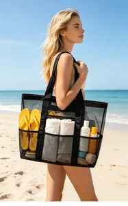 Bolso de playa grande de malla usado en una playa soleada, ideal para el almacenamiento