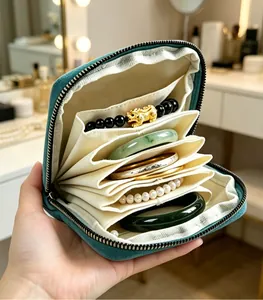 Vista detallada de los compartimentos interiores de varias capas de la bolsa joyera