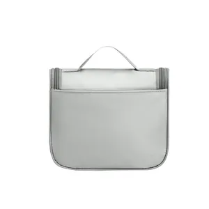 Neceser de viaje gris grande con asa y bolsillo trasero con cremallera