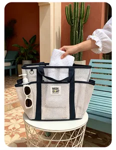 Grand sac de plage en maille blanche avec bordure bleu marine et poches