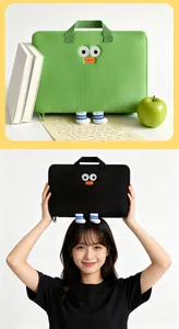 Linda funda para portátil con diseño de dibujos y piernas, mostrada con una modelo.