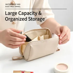 Minimalistische cremefarbene tragbare Kosmetiktasche für organisierte Make-up-Lagerung