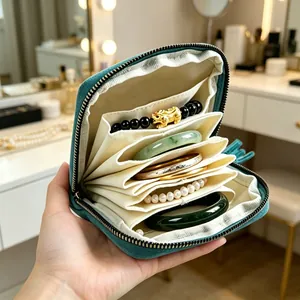 Bolsa de almacenamiento de joyas verde con compartimentos de cremallera de varias capas