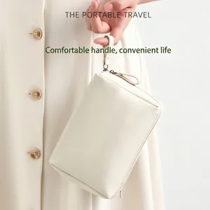 Minimalistische cremeweiße tragbare Kosmetiktasche mit praktischer Handschlaufe für Reisen