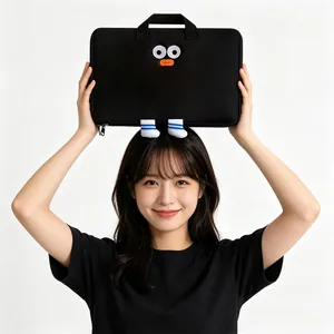 Funda negra para portátil con cara de dibujo animado y piernas 3D, posada por una modelo
