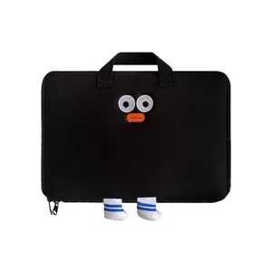 Funda negra linda para portátil con cara de dibujo y piernas de peluche