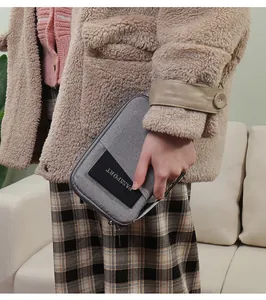 Portapasaportes y organizador de documentos de viaje gris impermeable mostrado en uso