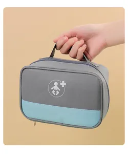 Detailansicht einer tragbaren grau-blauen Erste-Hilfe-Tasche für Baby-Medizinprodukte