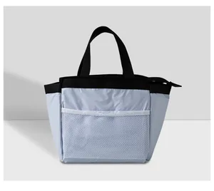 Vue détaillée d'un sac à déjeuner isotherme bleu clair avec poche avant en filet blanc