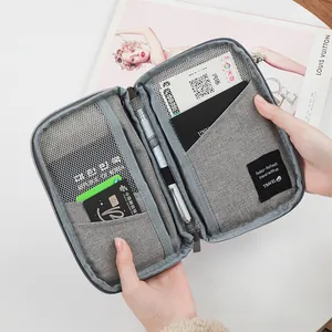 Porta pasaporte de viaje gris impermeable con múltiples ranuras para tarjetas y portalápices