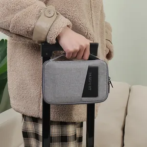 Organizador de pasaporte de viaje gris impermeable mostrado en asa de maleta de viaje