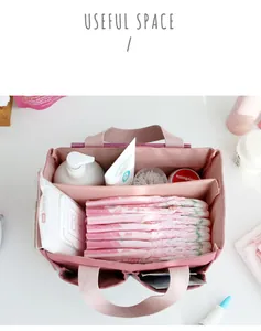 Binnenaanzicht van de roze kinderwagen organizer tas met luiers en vochtige doekjes