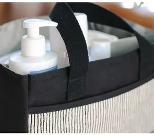 Detail van kinderwagen organizer tas met interne compartimenten en stevig handvat